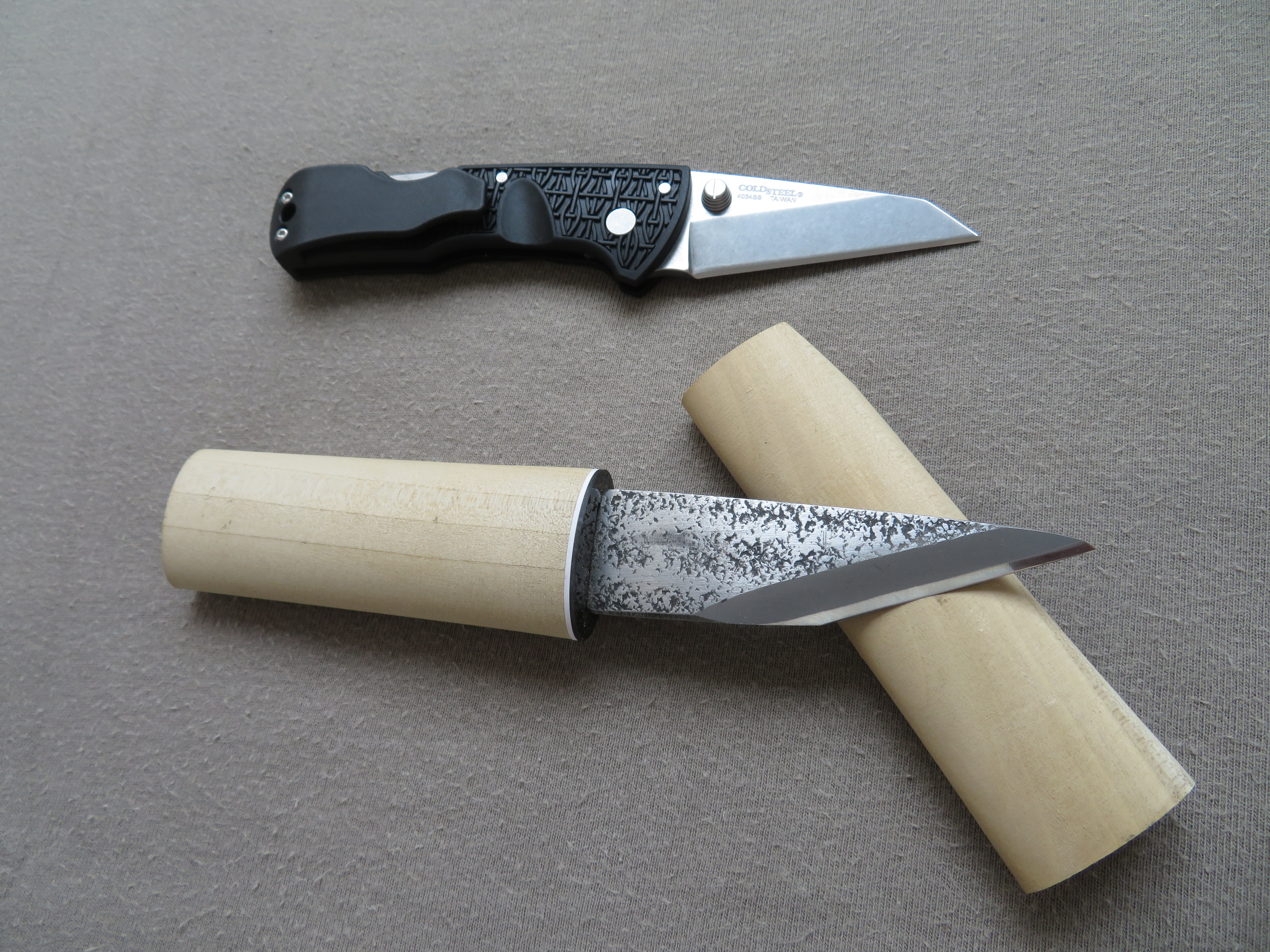Porovnání autentického japonského nože Kiridashi a nad ním typově stejné provedení od firmy Cold Steel.